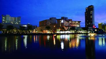 施設の正面 (日没後) / 1