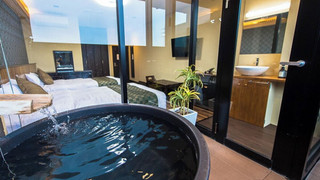 [和モダン和洋室] 25平米 + 専用テラス6平米 信楽焼露天風呂 禁煙