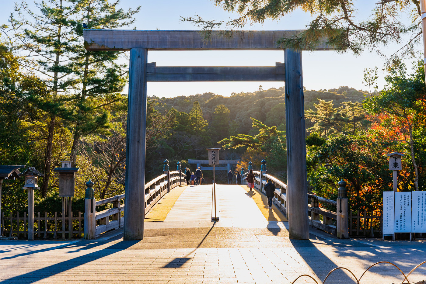 伊勢神宮　内宮　朝日に照らされる宇治橋鳥居