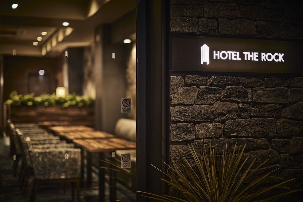 施設の正面 (日没後)