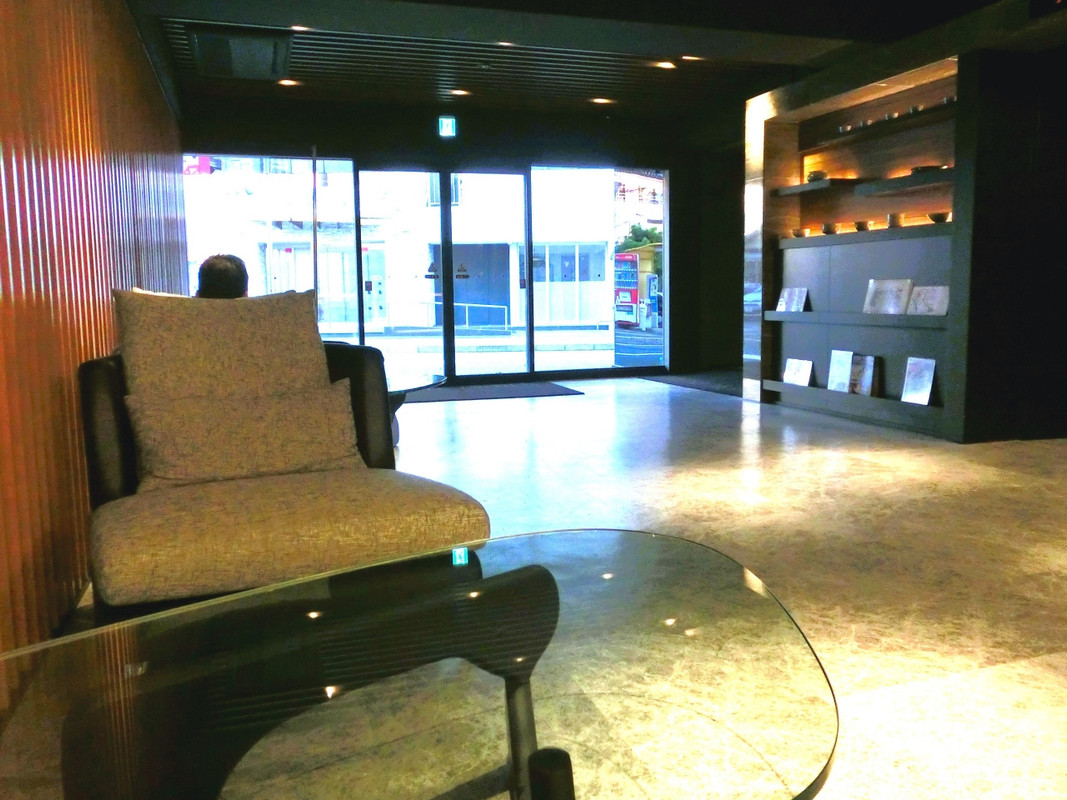 シャープなデザインのロビー