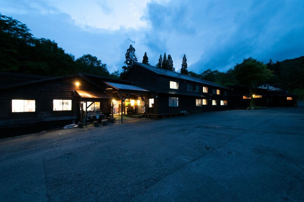 施設の正面 (日没後)