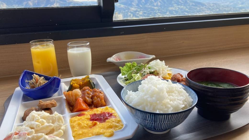 絶景とともに楽しむ
豊富な朝食バイキング / 1