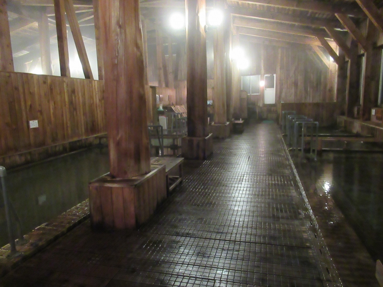 全国から湯治に訪れる、万病に効果ありと噂の強酸性泉4083838