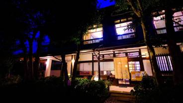 施設の正面 (日没後) / 6