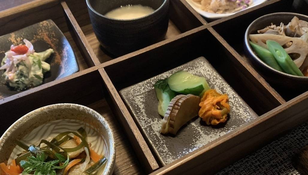 岩手の恵みが詰まった「箱膳」 / 2