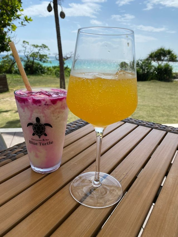 果物を使ったスムージーを始め、アルコールも豊富に揃える / 2