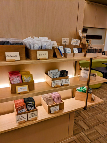 充実のアメニティバーや無料で使えるカフェがうれしい♡4024082