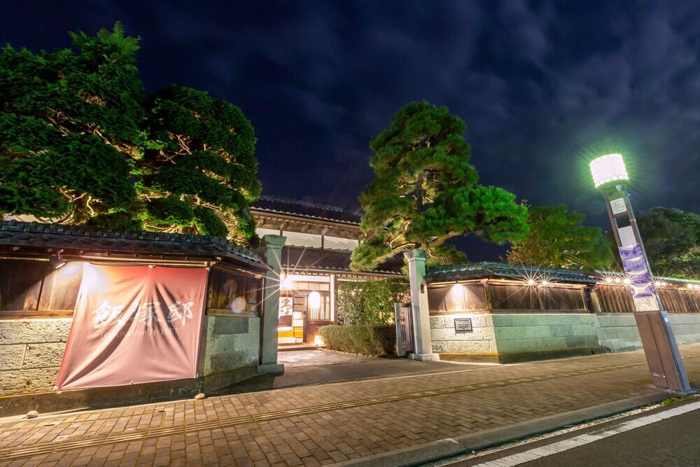 施設の正面 (日没後)