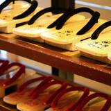 1階ロビーの下駄 / 3