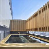 ONSEN RYOKAN YUEN SHINJUKU(温泉旅館 由縁 新宿)（東京都 旅館）：最上階にある露天風呂は、箱根から運んできた天然温泉。泉質はアルカリ性単純温泉で冷え性や疲労回復の効果が期待できる。都会の風を感じながら全身あたたまる至福の時を。 / 2