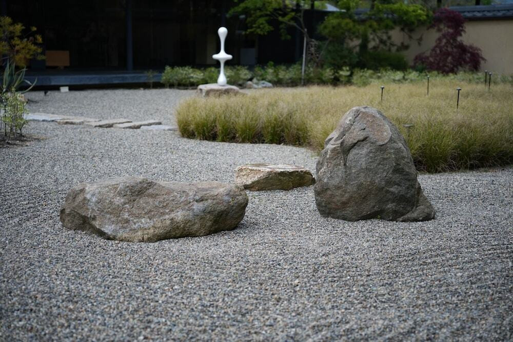庭園に佇むオブジェ