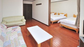 トリプルルーム シングルベッド 3 台 共用バスルーム