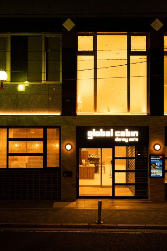 施設の正面 (日没後)