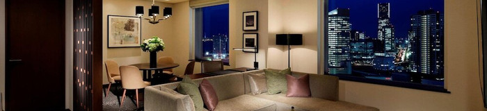 夜景がみえる客室で特別なステイ。カップル泊におすすめの横浜のホテル7選