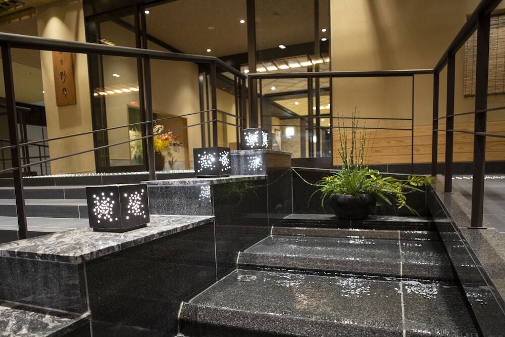 施設の正面 (日没後)