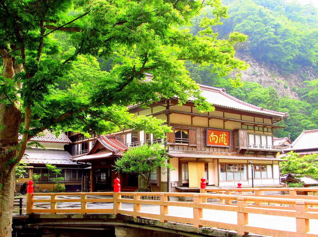 秋の東山温泉（会津若松市）