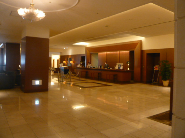 ロイヤルパインズホテルのフロントです。広々とした感じは最高