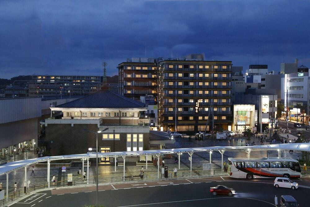 施設の正面 (日没後)