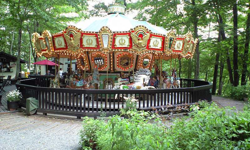 「メリーゴーラウンドカフェ」外観 870258 癒されるメリーゴーランド
