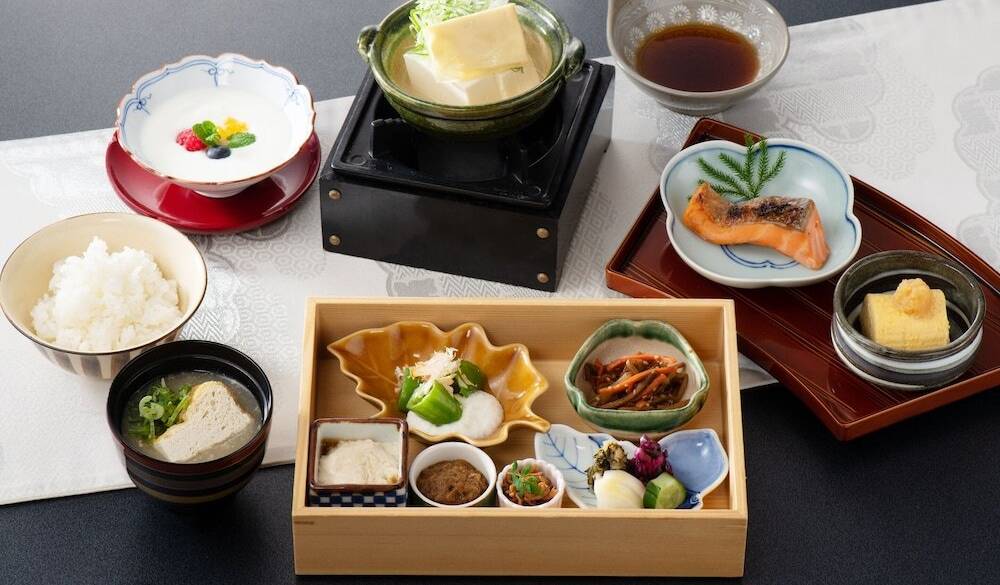 温泉豆腐や出汁巻
心温まる和朝食 / 3