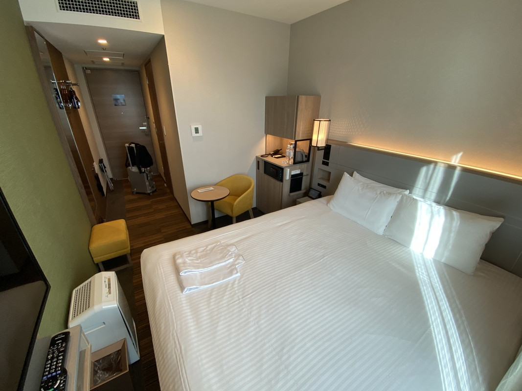 カーペットも壁紙も素敵なのだが、なんか狭い感じが...