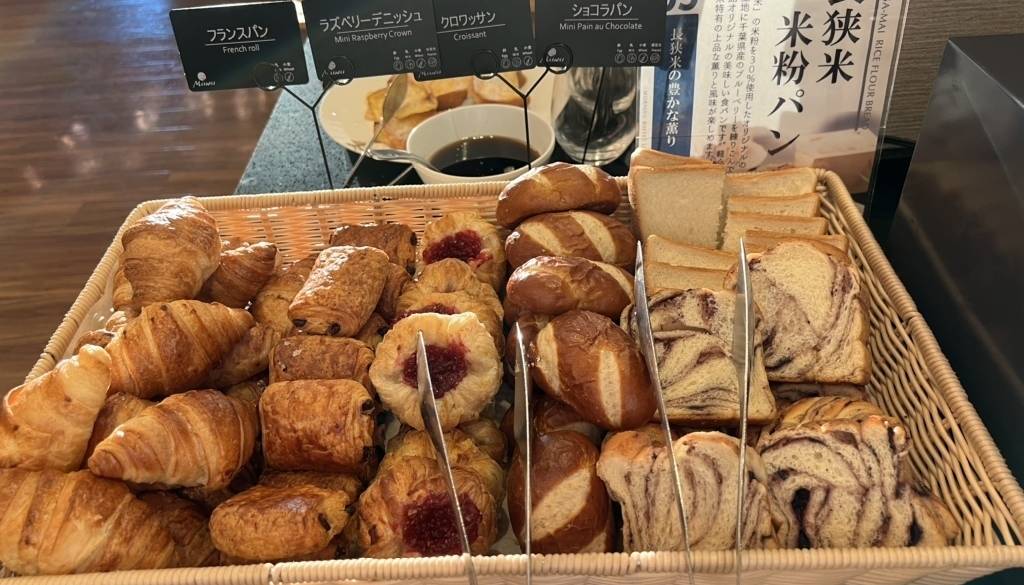 地元食材を味わう朝食
ルームサービスも可 / 3