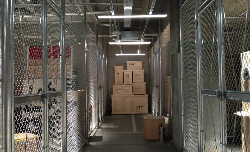 館内のアート巡りを
楽しんで / 2