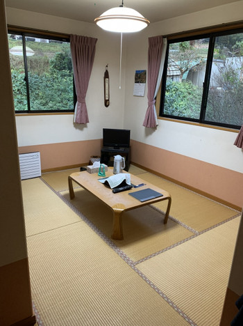 アットホームな空間で自分だけの時間を過ごす3907569