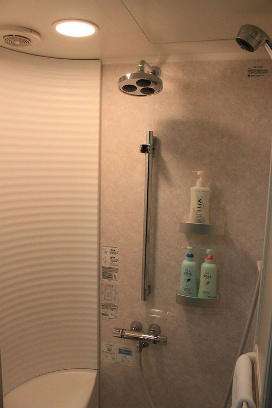 バスルームのシャワー