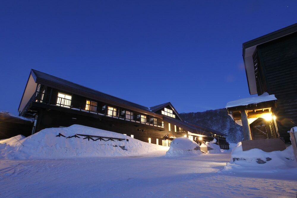 施設の正面 (日没後)