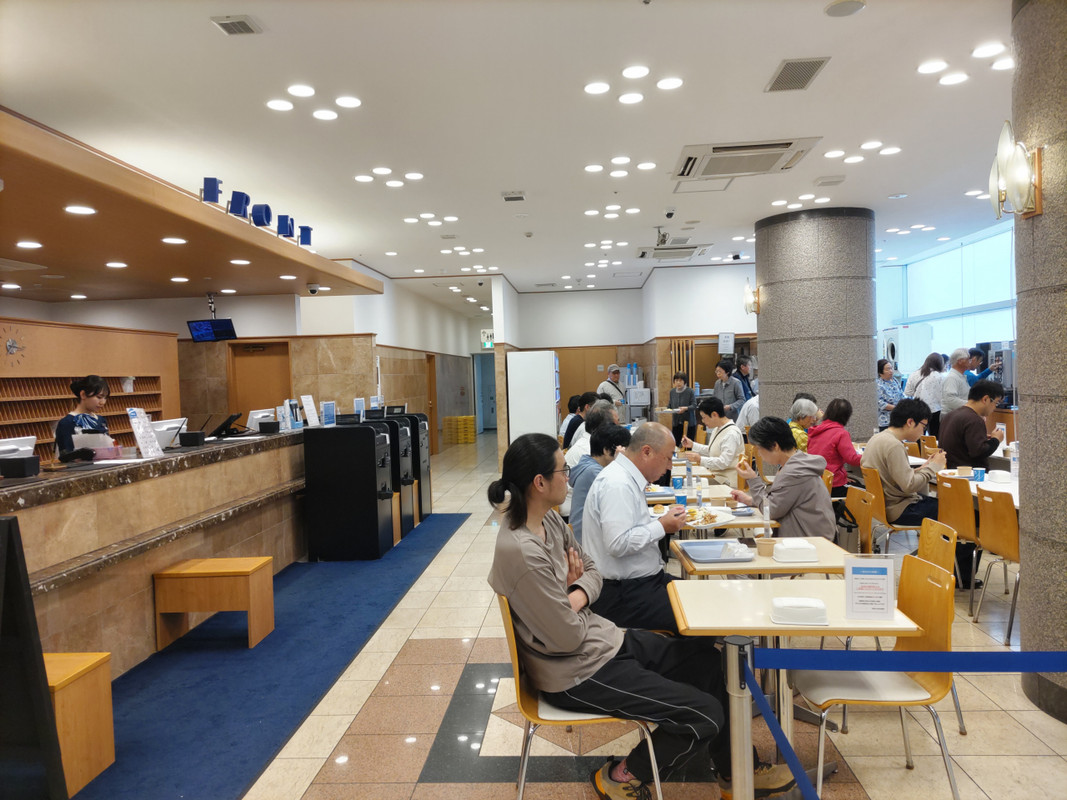 ４階フロントロビー、朝食会場。