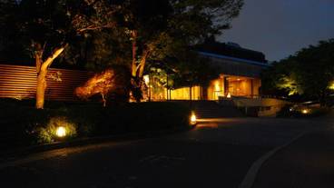 施設の正面 (日没後) / 4