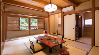 10畳和室渓流側