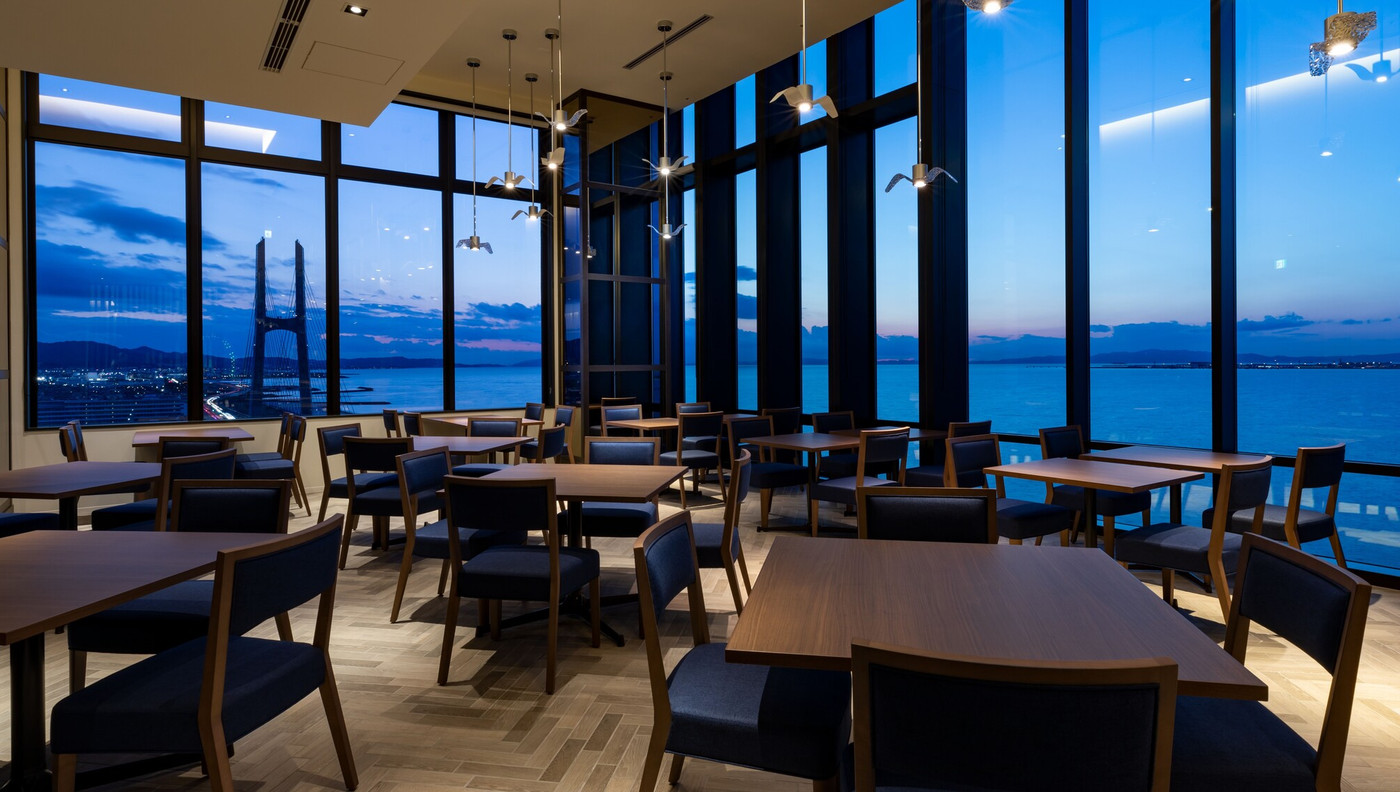 14階の「スカイレストラン」で海を眺めながら食事を楽しもう3929799