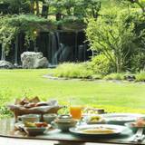 庭を見ながらの朝食 / 2