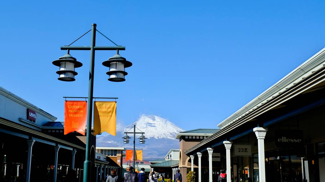 御殿場アウトレットで
お買い物＆グルメ三昧 / 1