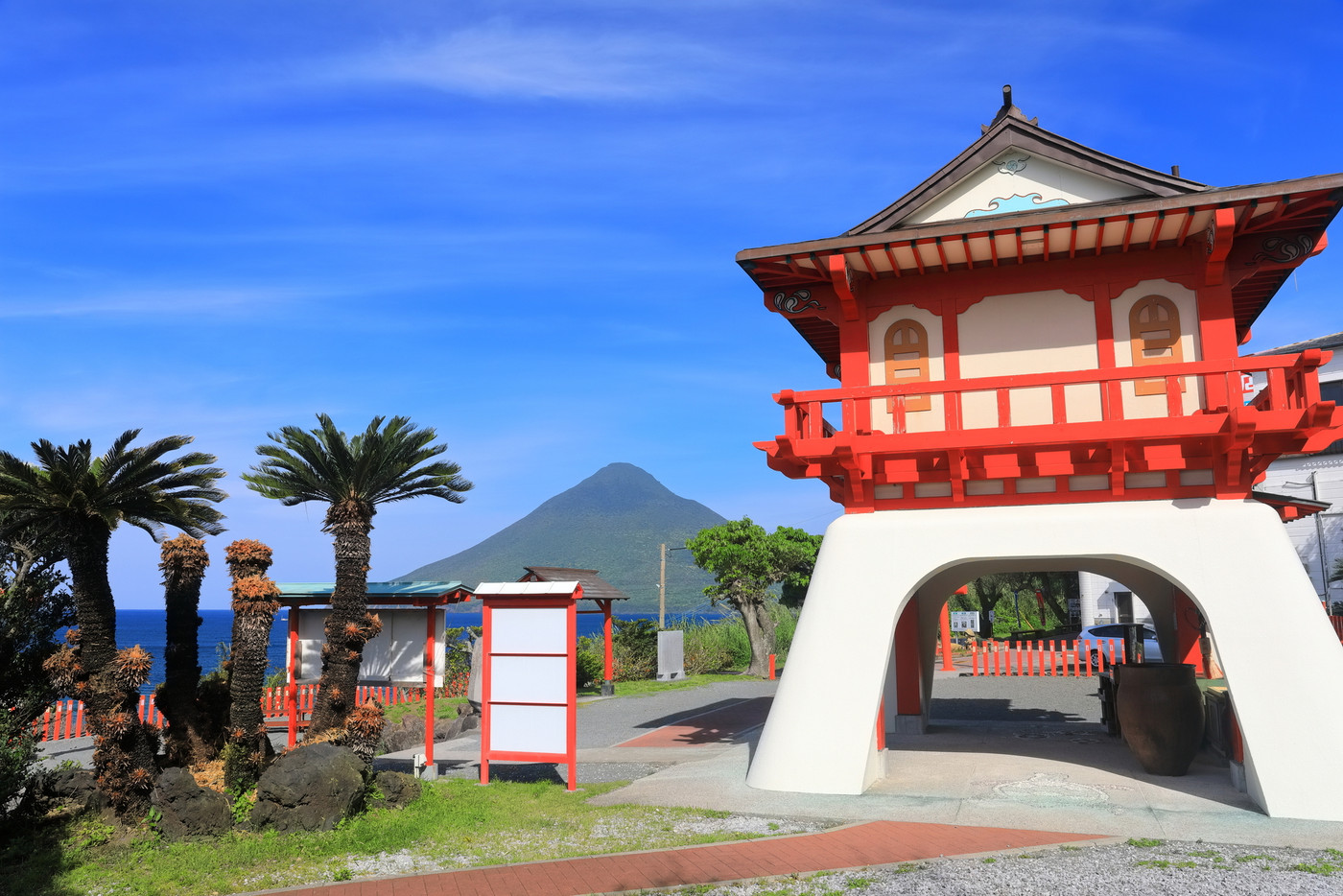 【鹿児島県】晴天下の開聞岳と龍宮神社（長崎鼻灯台公園）