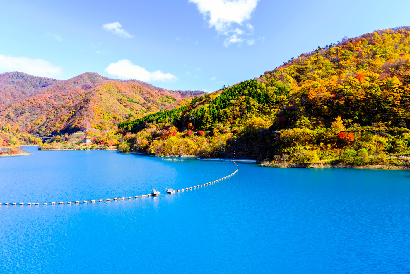 秋の奥四万湖と山並み2