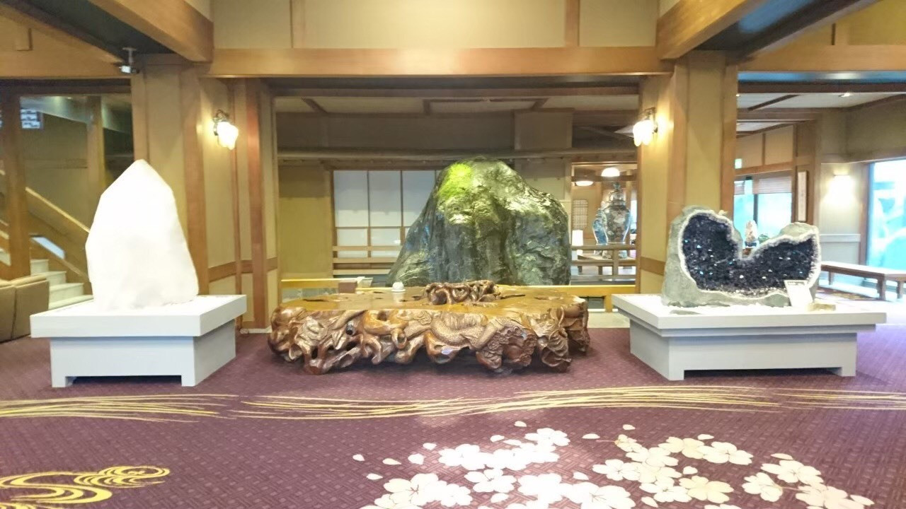 全国の巨石や奇石、銘石が2人をお出迎え3705492