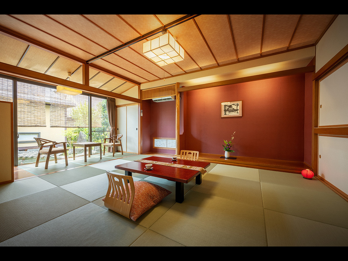 庭園が眺められる源泉の露天ヒノキ風呂4251467