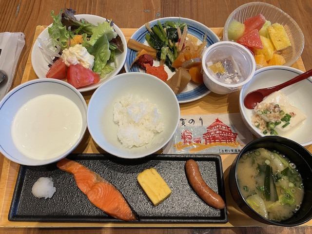 朝食、佐賀ご当地物もあり、特に佐賀のごはんがおいしい