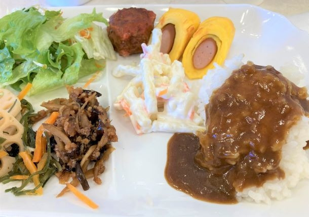 無料の朝食。モーニングカレーがとても美味。