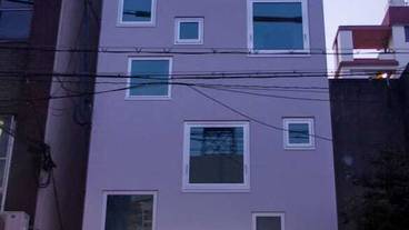 施設の正面 (日没後) / 2