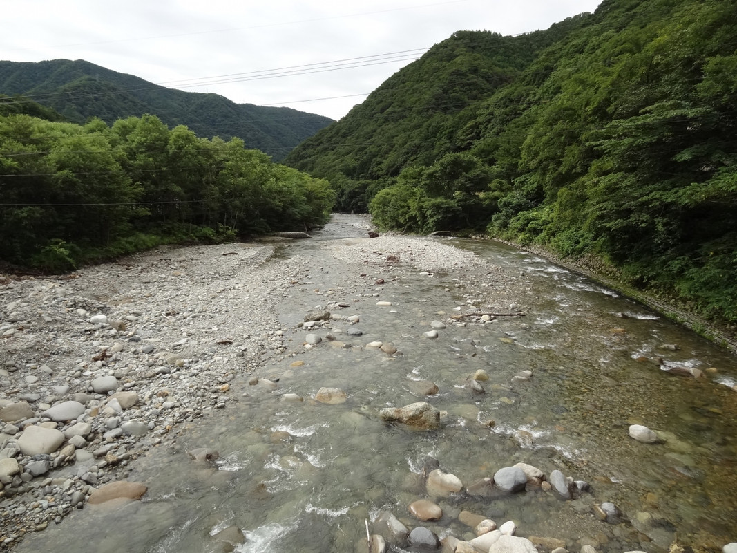 ホテル湯の陣の前を流れる湯檜曽川。