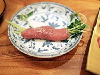 「東京肉しゃぶ家」 料理 59218808 牛タンのしゃぶしゃぶ、豆苗をくるんで、上からトリュフ塩をぱらり