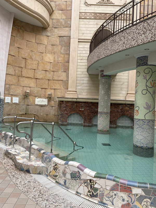 水着で入る温かいプール