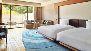 プレミアム ルーム クイーンベッド 2 台 (Outdoor Living Area)