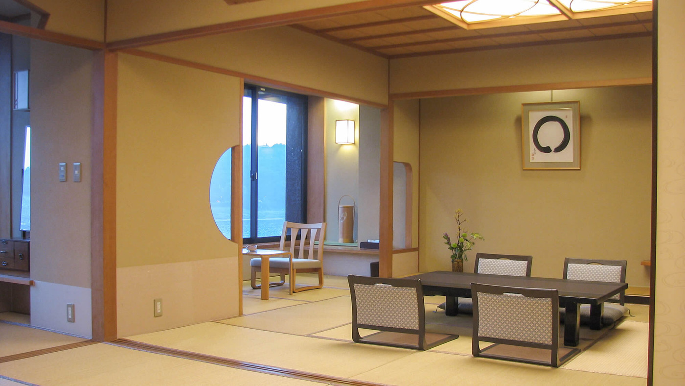 庭園露天風呂でくつろぐ、木曽川沿いの料亭旅館3457751