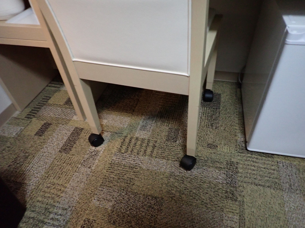 椅子はキャスター付き